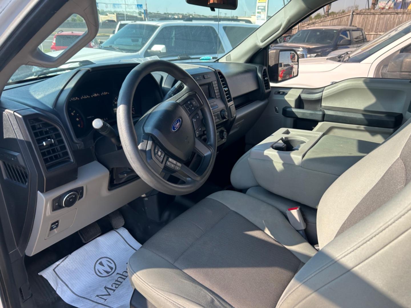 2017 White Ford F-150 XL SuperCab 6.5-ft. 4WD (1FTEX1EP1HF) with an 2.7L V6 DOHC 24V engine, 6A transmission, located at 1687 Business 35 S, New Braunfels, TX, 78130, (830) 625-7159, 29.655487, -98.051491 - Photo#4